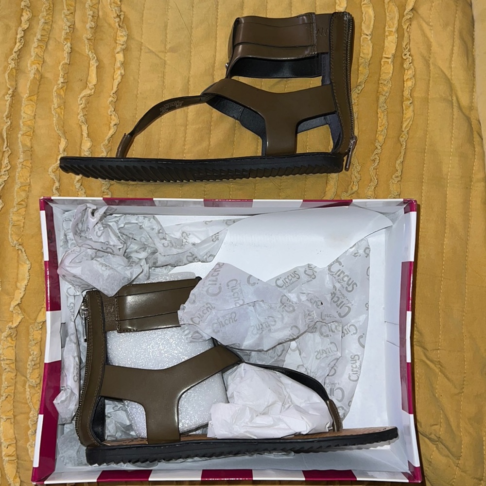 Olive green Sam Edelman sandals. Size 8